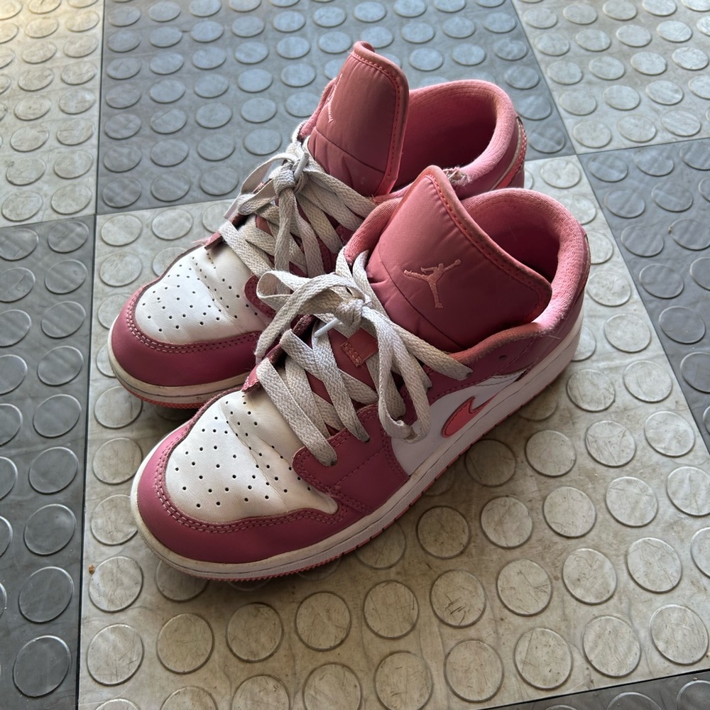 Jordan 1 low girls coral size 4